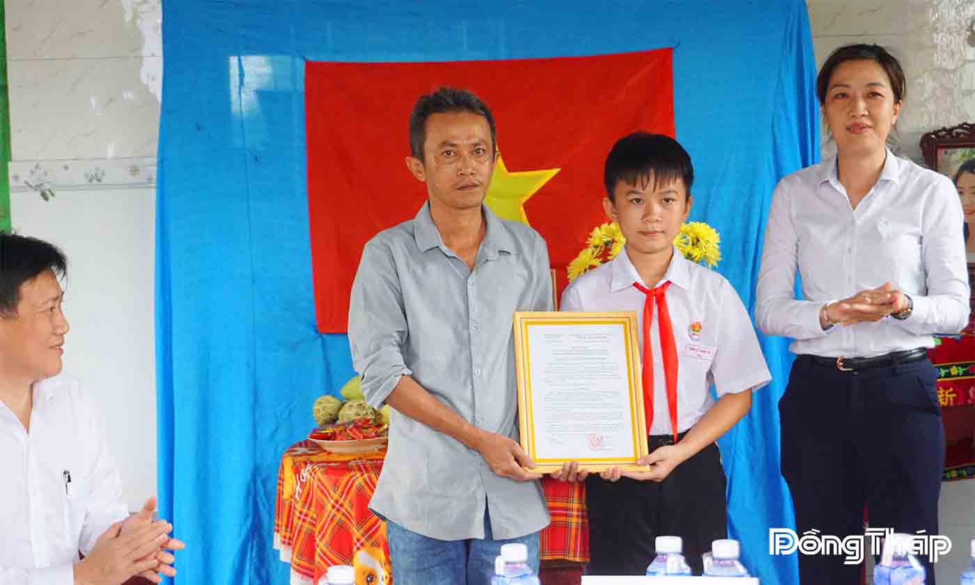 Trao quyết định bàn giao Mái ấm khuyến học cho em Trần Lê Thanh Tấn