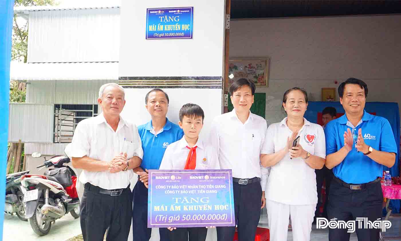 Công ty Bảo Việt nhân thọ Tiền Giang và Công ty Bảo Việt Tiền Giang trao Mái ấm khuyến học cho em 