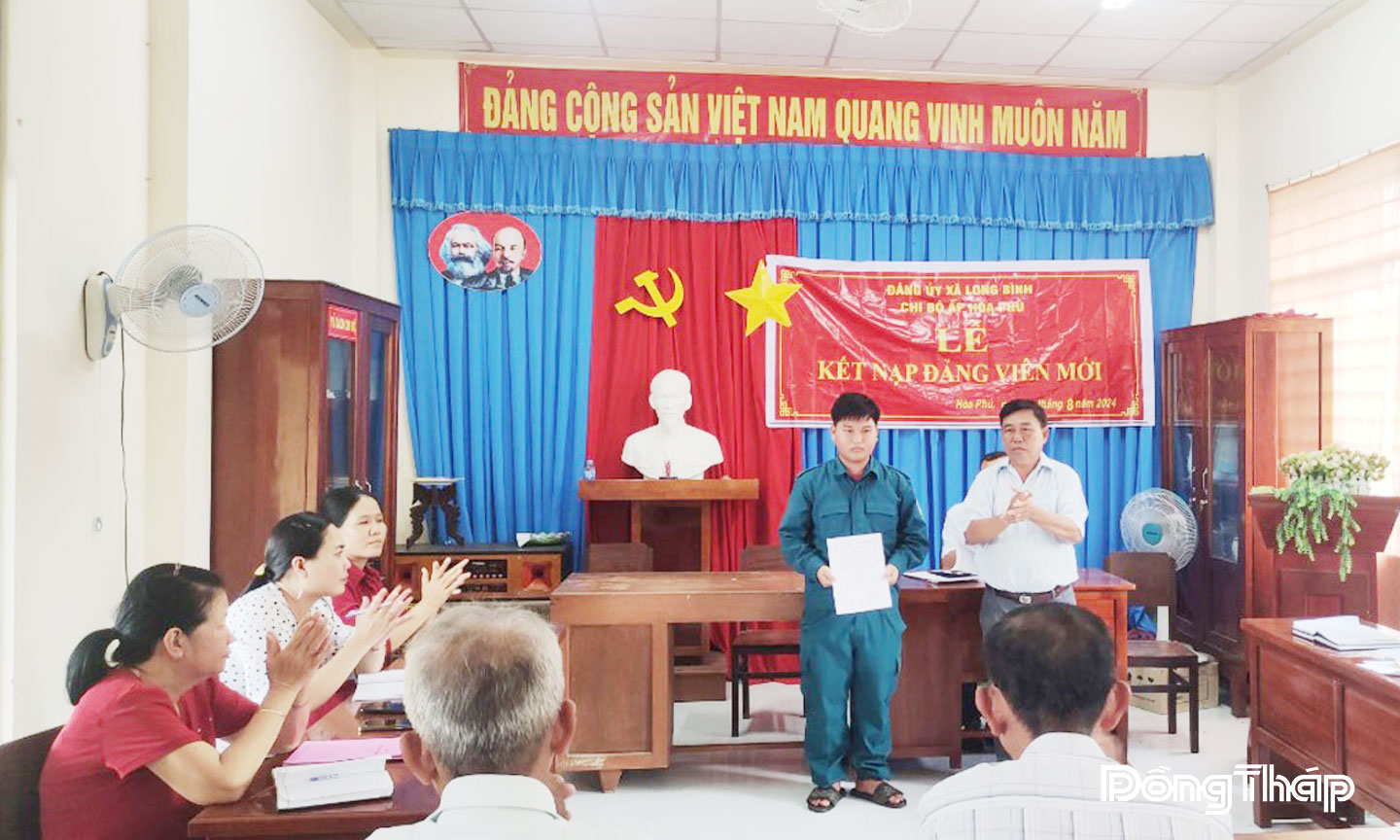 Lễ kết nạp đảng viên tại Chi bộ ấp Hòa Phú.                                              Ảnh: KIM LAN