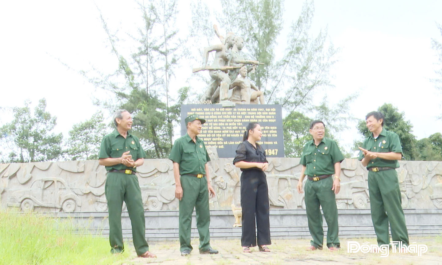 Các cựu chiến binh về thăm Di tích lịch sử chiến thắng Giồng Dứa - một trong những trận đánh tiêu biểu, mở đầu cho những thắng lợi của cuộc kháng chiến chống thực dân Pháp trên quê hương Tiền Giang trước đây. 