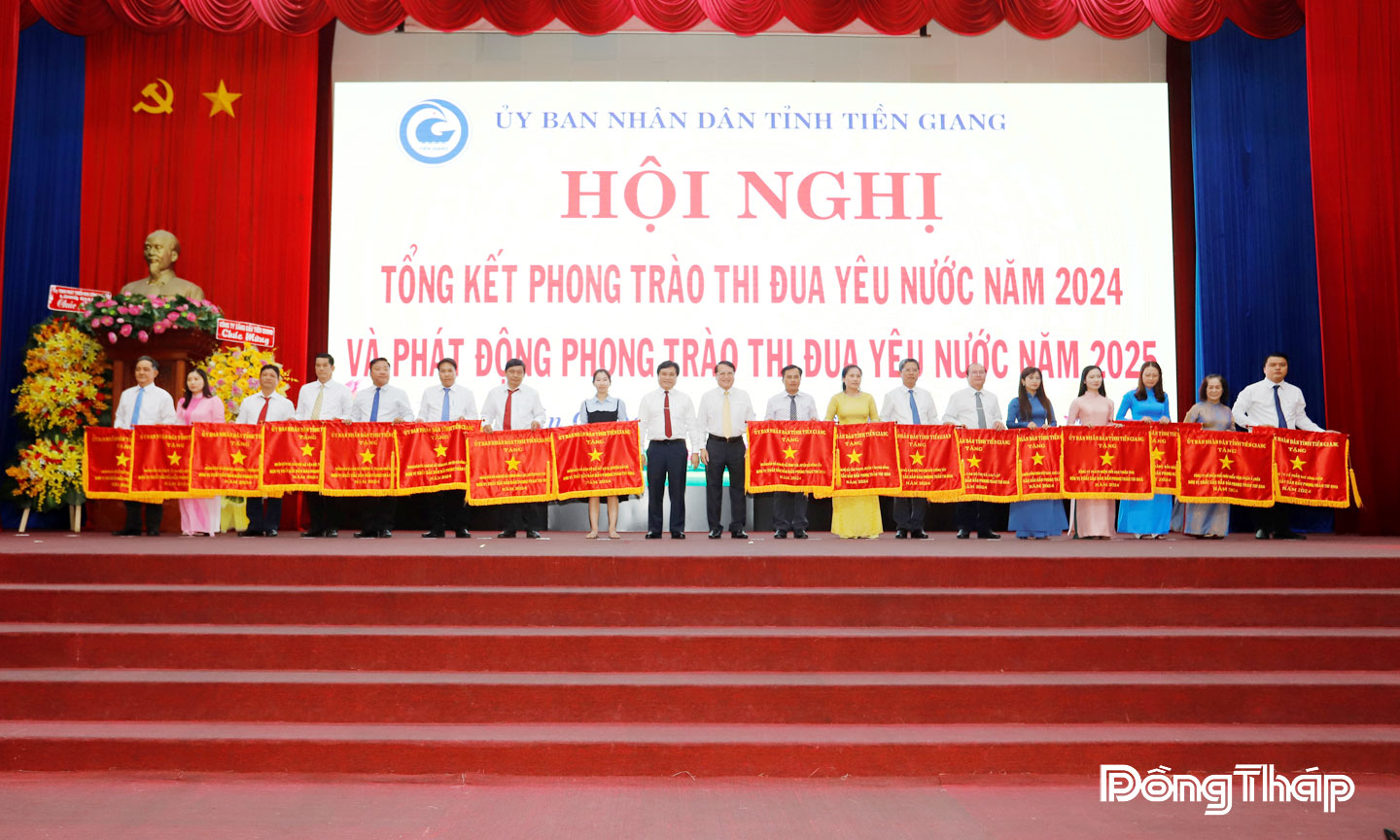 Đại diện lãnh đạo xã Long Bình (thứ 9 từ phải sang) nhận Cờ thi đua xuất sắc của Ủy ban nhân dân tỉnh tại Hội nghị tổng kết phong trào thi đua yêu nước năm 2024.     