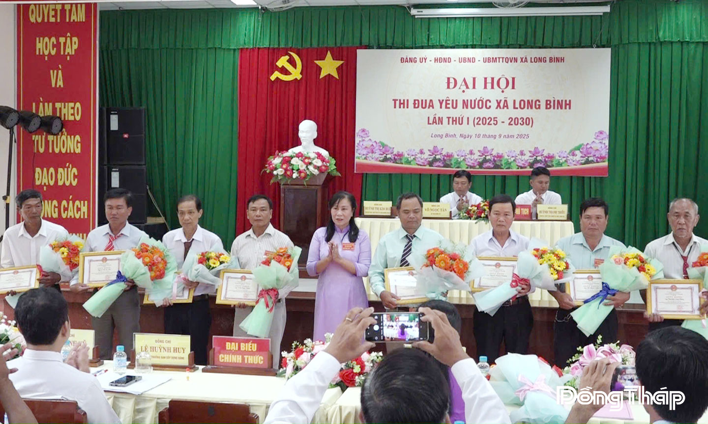 Khen thưởng các tập thể, cá nhân có nhiều thành tích trong phong trào thi đua yêu nước xã Long Bình trong 5 năm qua.                                 Ảnh: QUỐC NHẬM