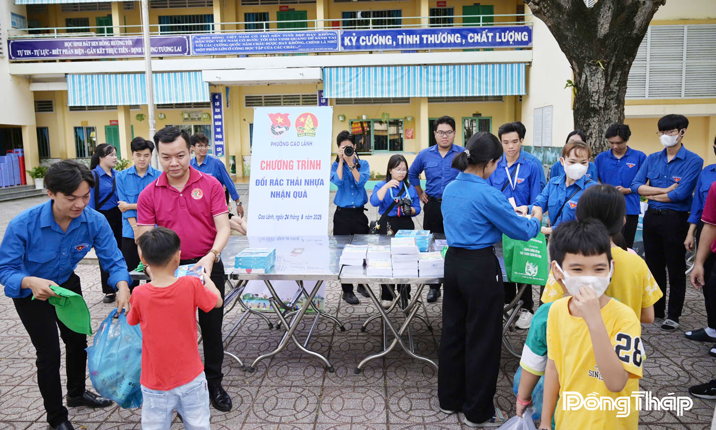 Đoàn viên, thanh niên triển khai Chương trình đổi rác thải nhựa lấy quà.
