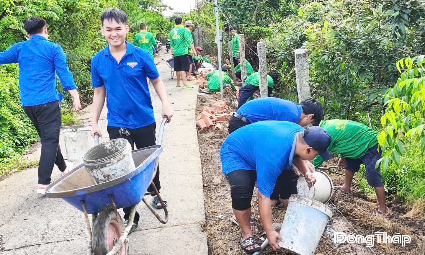 Đoàn viên, thanh niên xã Tân Khánh Trung dặm vá tuyến đường nông thôn.