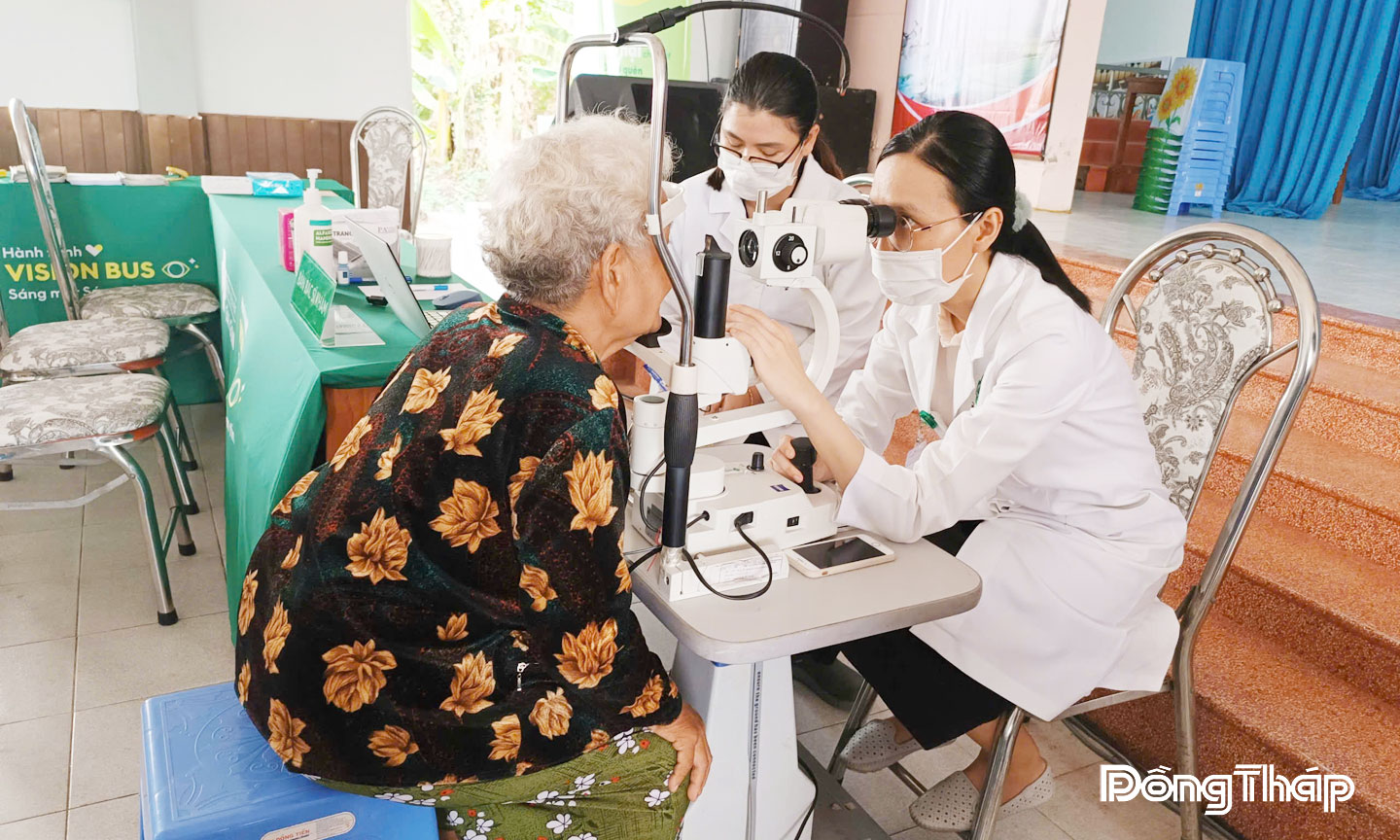 Khám và cấp thuốc miễn phí cho người cao tuổi.
