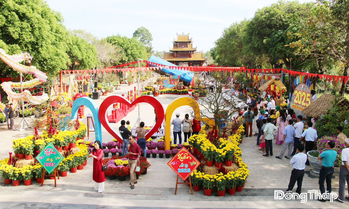 Khu Du lịch Văn hóa Phương Nam (xã Tân Khánh  Trung) là điểm đến yêu thích của du khách gần xa mỗi dịp lễ,  tết. 