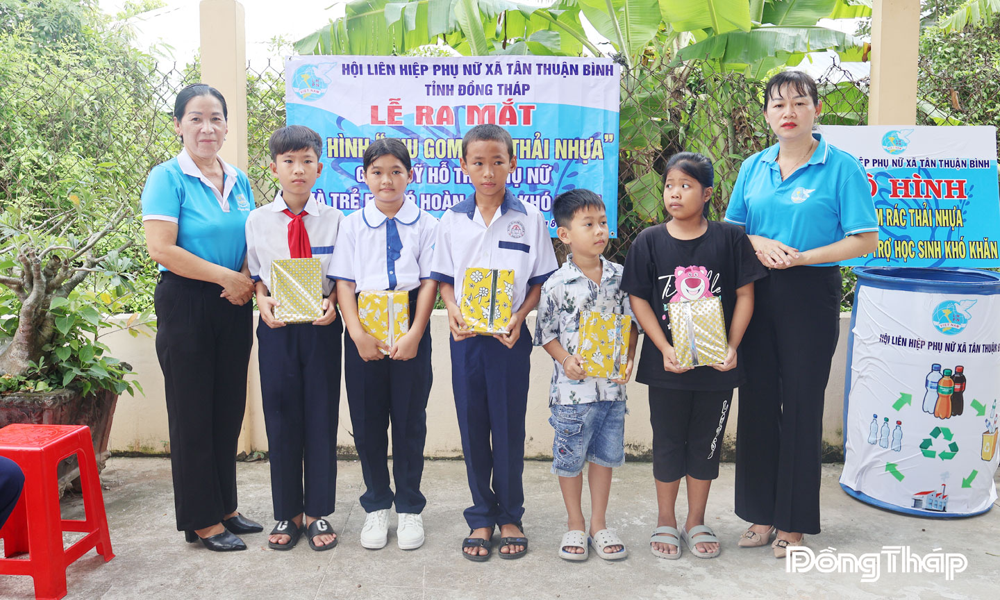 Hội Liên hiệp Phụ nữ xã Tân Thuận Bình thường xuyên vận động trao quà cho trẻ em có hoàn cảnh khó khăn.