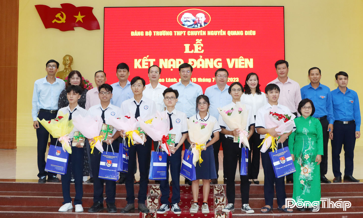Lãnh đạo tỉnh và Ban Giám hiệu Trường Trung học phổ thông Chuyên Nguyễn Quang Diêu chúc mừng, chụp ảnh lưu niệm với học sinh được kết nạp vào Đảng. Ảnh: HỮU NGHĨA