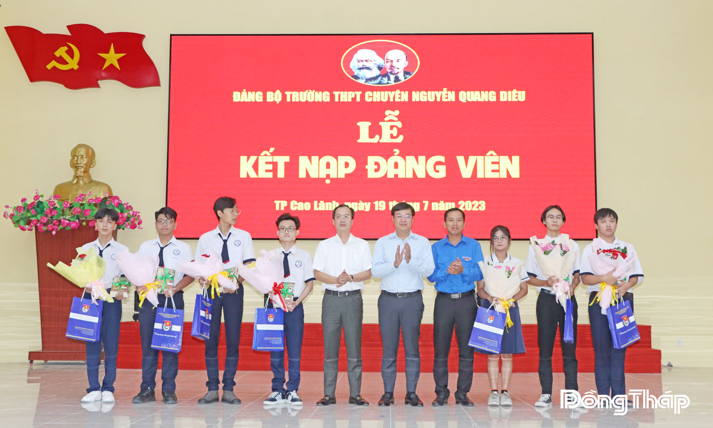 Lãnh đạo tỉnh Đồng Tháp tặng quà đảng viên mới của Trường Trung học phổ thông Chuyên Nguyễn Quang Diêu.  Ảnh: HỮU NGHĨA