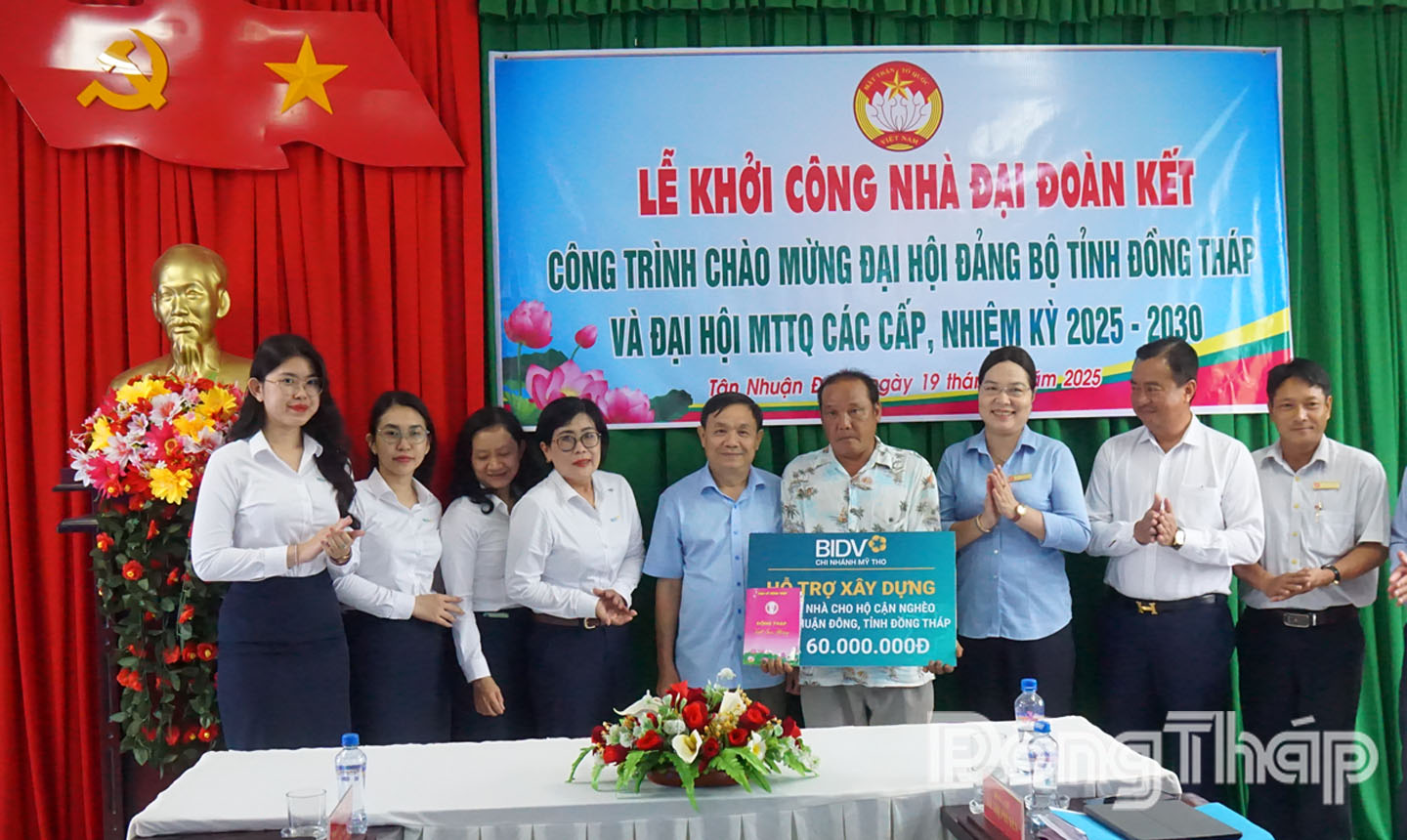 Trao bảng biểu trưng hỗ trợ xây nhà đại đoàn kết cho hộ ông Phạm Thanh Son