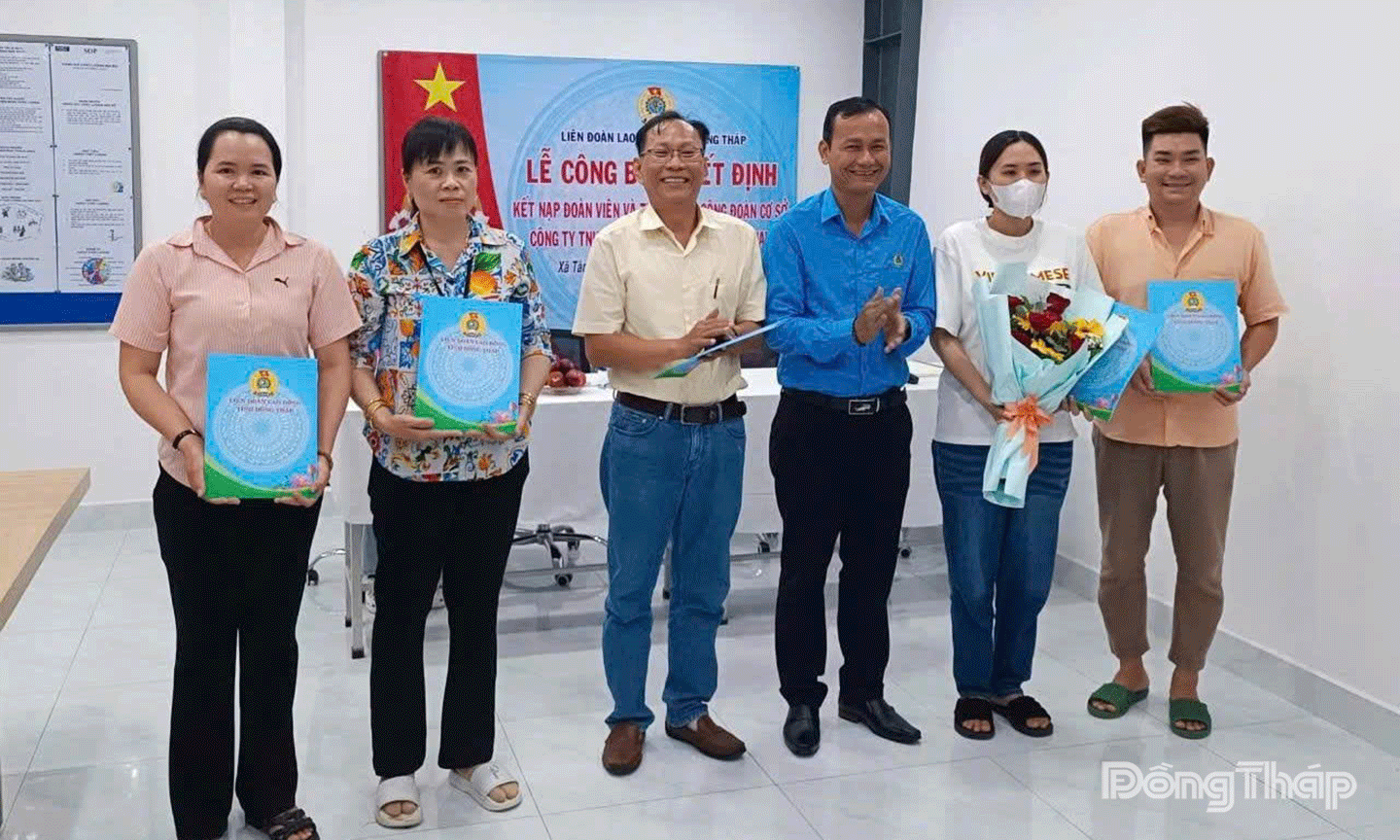 Hoàng Khắc Tinh, Phó Chủ tịch Thường trực LĐLĐ tỉnh trao Quyết định cho Ban Chấp hành lâm thời CĐCS Công ty TNHH Sản xuất Market Fit Việt Nam