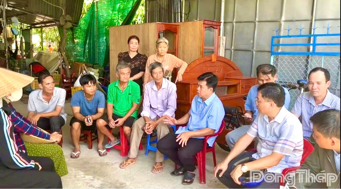 Chính quyền địa phương thăm hỏi, động viên người dân có nhà bị thiệt hại do sạt lở.