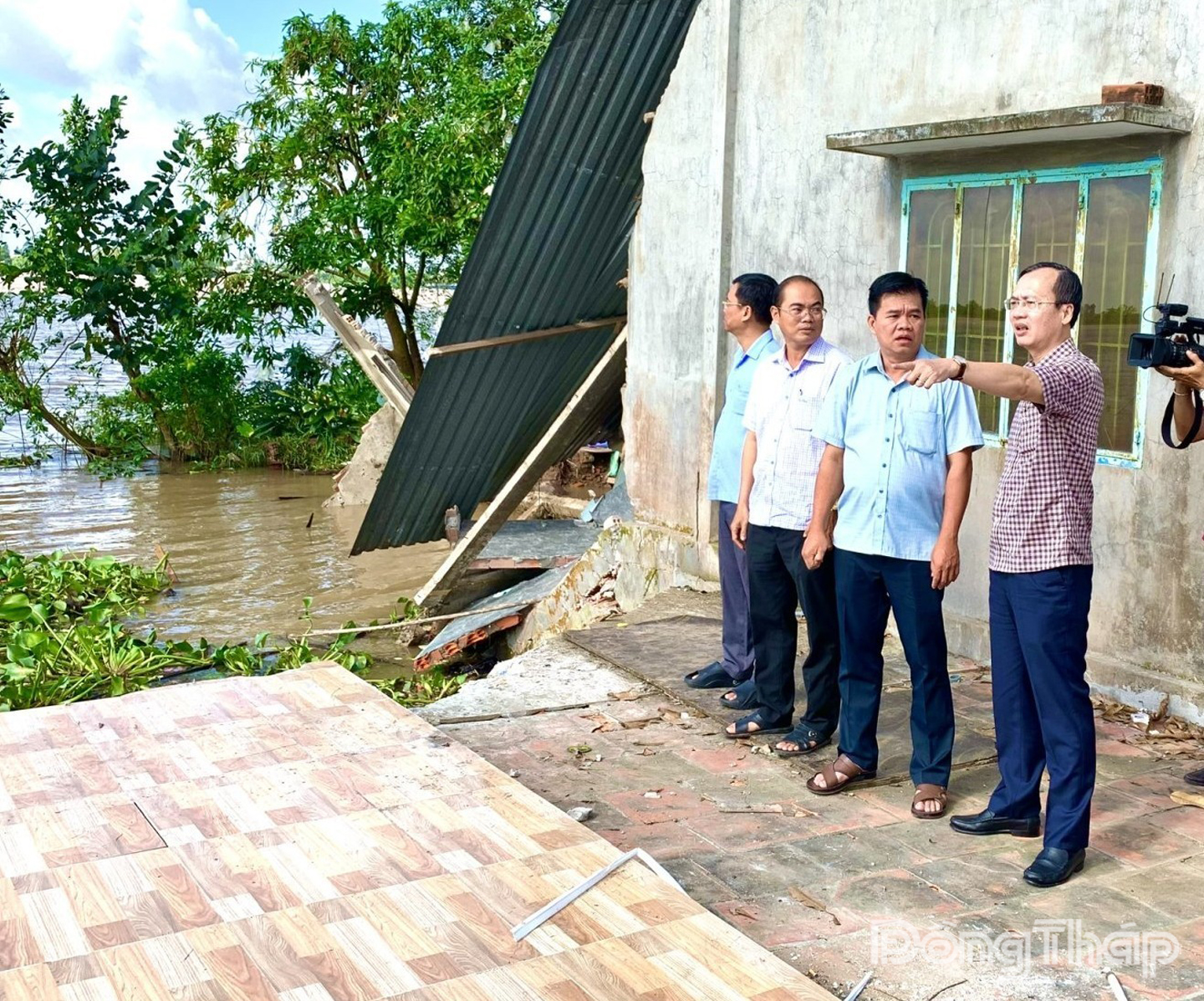 Chủ tịch Ủy ban nhân dân tỉnh Đồng Tháp Trần Trí Quang (bìa phải) trực tiếp đến hiện trường chỉ đạo khắc phục tình trạng sạt lở.