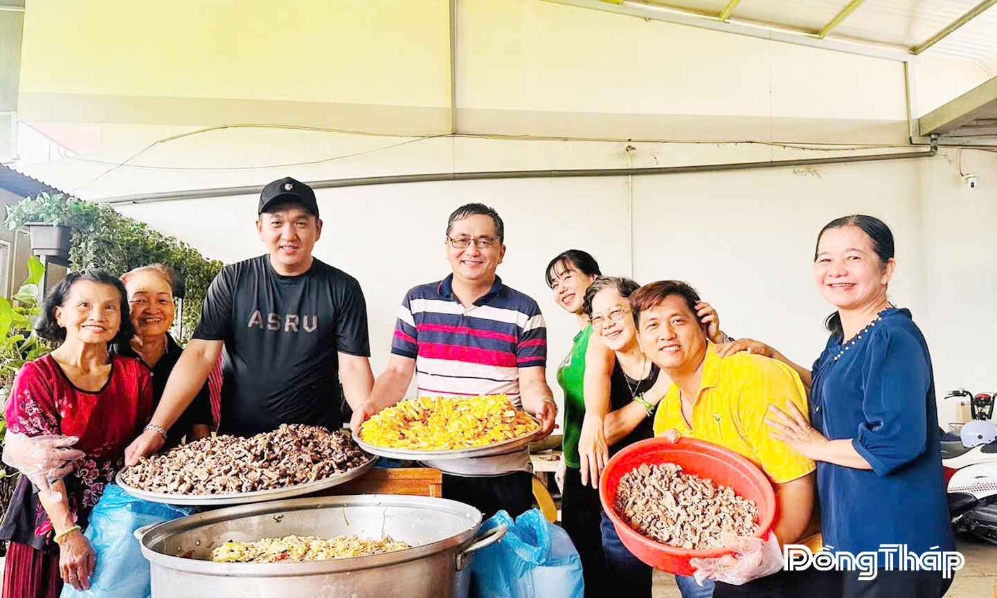 Anh Vương Hữu Lộc và Vương Hữu Lợi (thứ 5, 6 từ phải sang) cùng các thành viên của Bếp ăn từ thiện An Thành.
