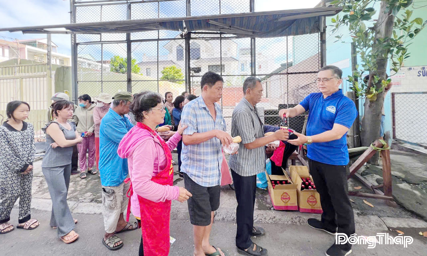 Anh Vương Hữu Lộc phát những suất ăn miễn phí cho người dân.