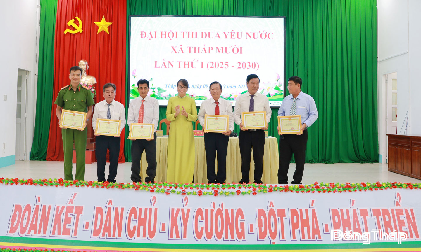 Các tập thể, cá nhân ở xã Tháp Mười có thành tích xuất sắc trong phong trào thi đua yêu nước  giai đoạn 2020 - 2025 nhận Giấy khen của Chủ tịch Ủy ban nhân dân xã.