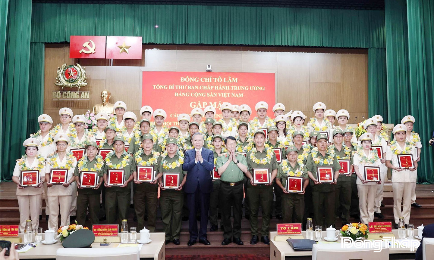 Đồng chí Nguyễn Văn Dư (hàng đầu thứ 10 từ trái sang) tại buổi gặp mặt giữa Tổng Bí thư Tô Lâm với các điển hình tiên tiến trong Công an nhân dân  và lực lượng bảo vệ an ninh trật tự ở cơ sở.                                                                                                                                                                                                                              Ảnh: NVCC