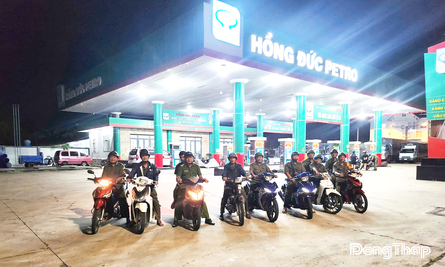 Đồng chí Nguyễn Văn Dư cùng các thành viên trong Tổ bảo vệ an ninh, trật tự tuần tra kiểm soát trên các tuyến đường.