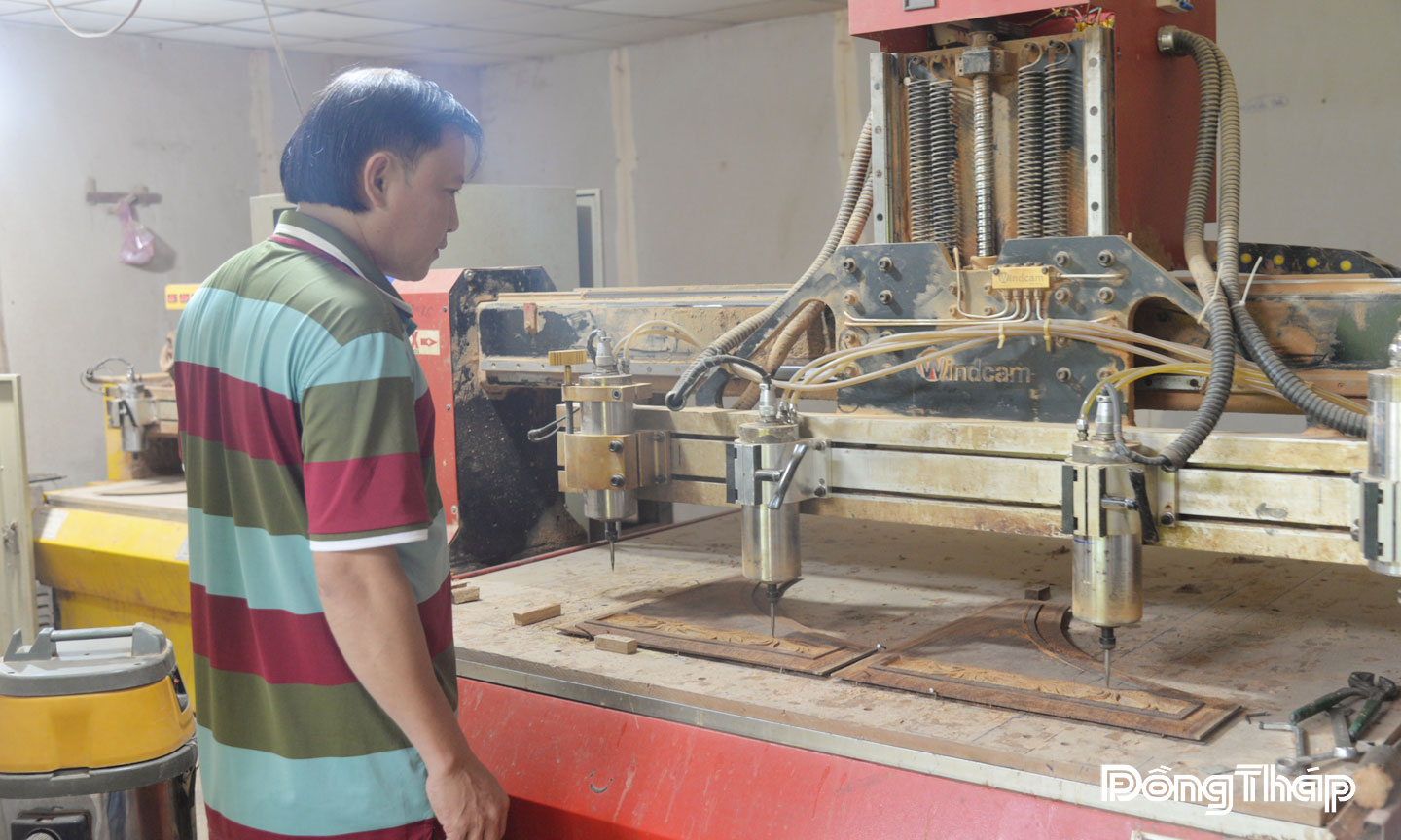 Để giữ nghề và đáp ứng yêu cầu người sử dụng, anh Vũ đầu tư mua máy chạm khắc trên 300 triệu đồng.