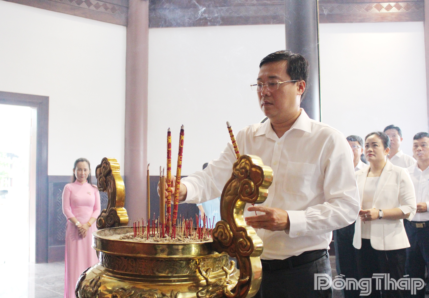 Đồng chí Lê Quốc Phong, Ủy viên Ban Chấp hành Trung ương Đảng, Bí thư Tỉnh ủy, Trưởng đoàn Đại biểu Quốc hội tỉnh Đồng Tháp dâng hương tại Đề thờ Cụ Phó bảng Nguyễn Sinh Sắc.