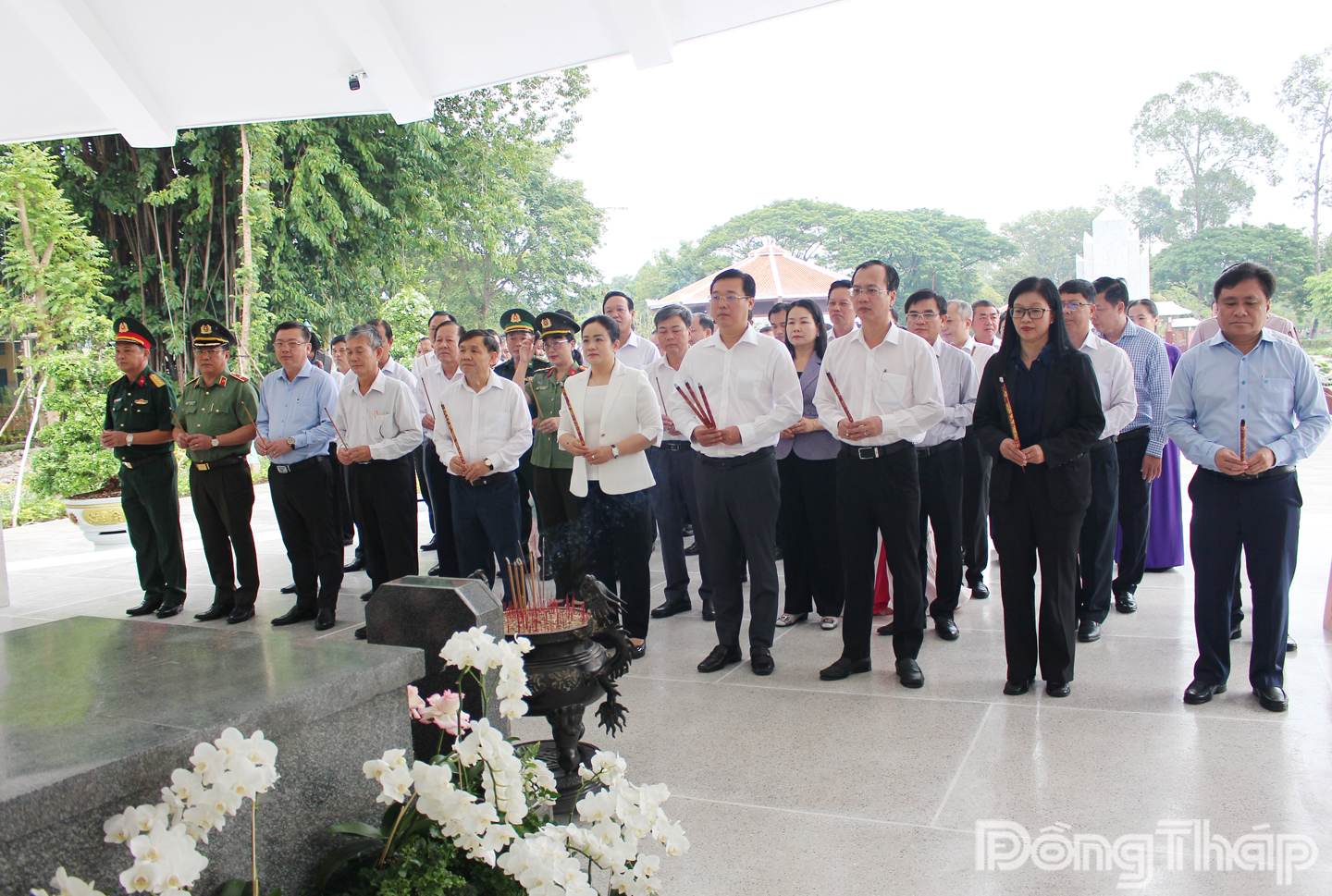 Đại biểu dâng hương tại mộ Cụ Phó bảng Nguyễn Sinh Sắc.