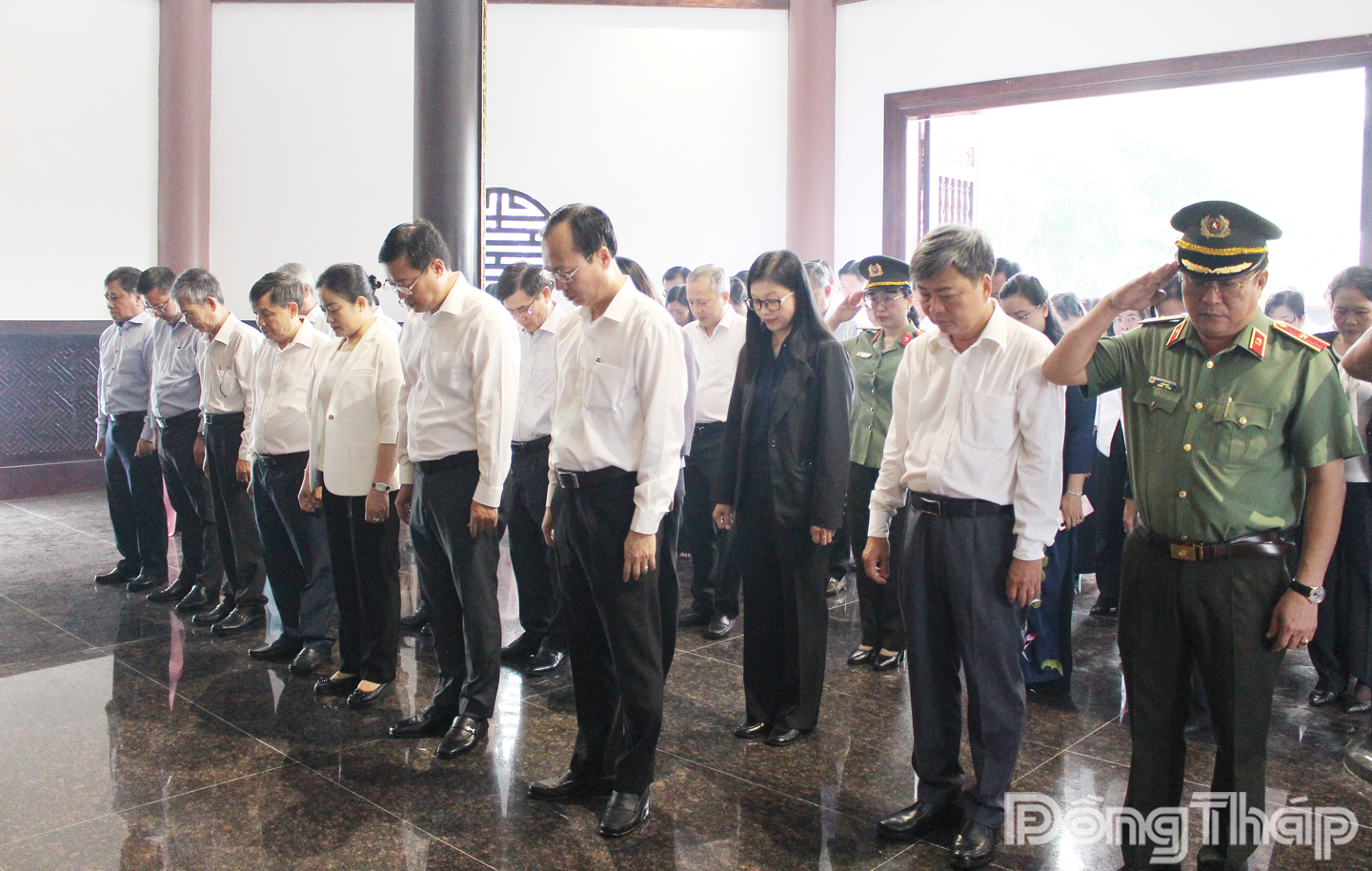 Đại biểu dành phút mặc niệm tưởng nhớ công ơn Cụ Phó bảng.