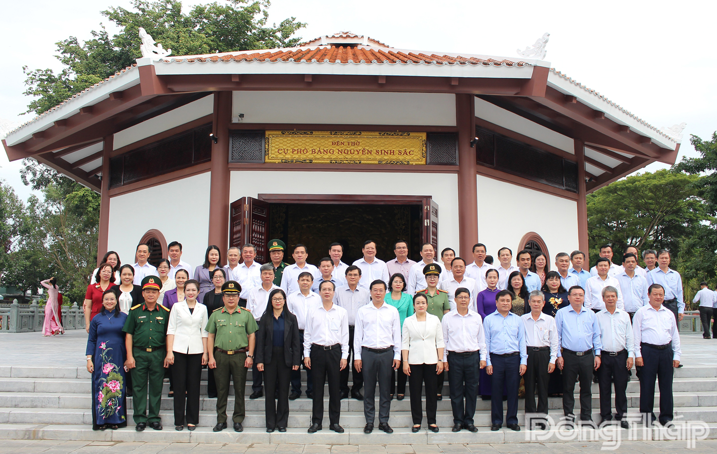 Đại biểu chụp ảnh lưu niệm.