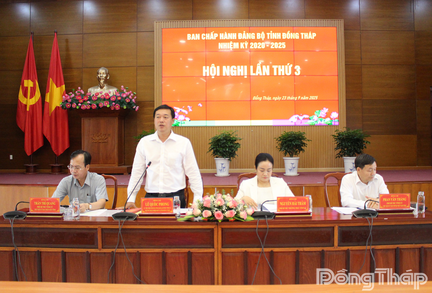 Đồng chí Lê Quốc Phong, Ủy viên Ban Chấp hành Trung ương Đảng, Bí thư Tỉnh ủy, Trưởng đoàn Đại biểu Quốc hội tỉnh Đồng Tháp phát biểu kết luận hội nghị.