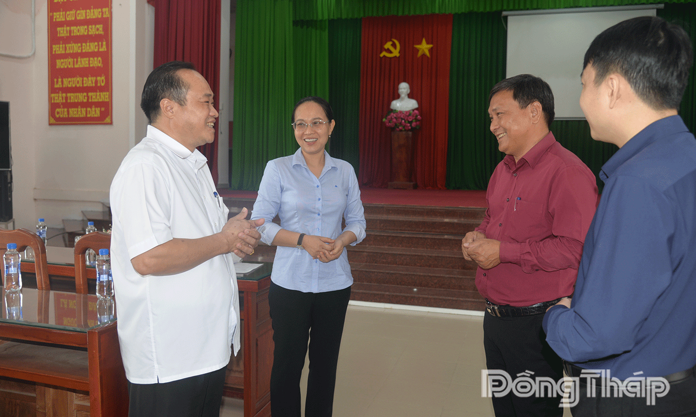 Đồng chí Đoàn Bá Hai (bìa trái), Phó Vụ trưởng, Vụ Nghiên cứu, dư luận xã hội - Ban Tuyên giáo và Dân vận Trung ương trao đổi với Ban Tuyên giáo và Dân vận Tỉnh ủy, lãnh đạo phường Đạo Thạnh tại buổi khảo sát.