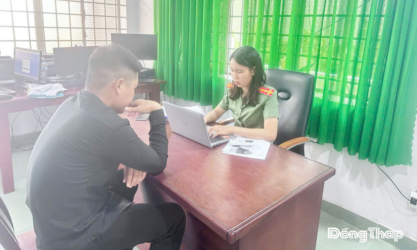 Cơ quan Công an làm việc với các đối tượng đăng video trên mạng xã hội xúc phạm chính quyền và Công an.       Ảnh: CTV.