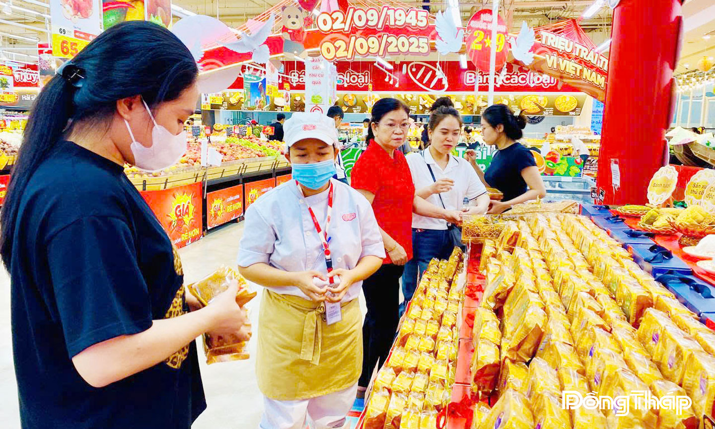 Khách hàng mua sắm bánh trung thu tại siêu thị GO! Mỹ Tho.