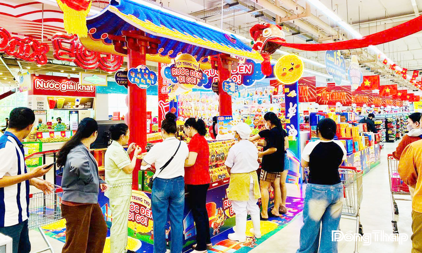 Khách hàng mua sắm bánh trung thu tại siêu thị GO! Mỹ Tho.