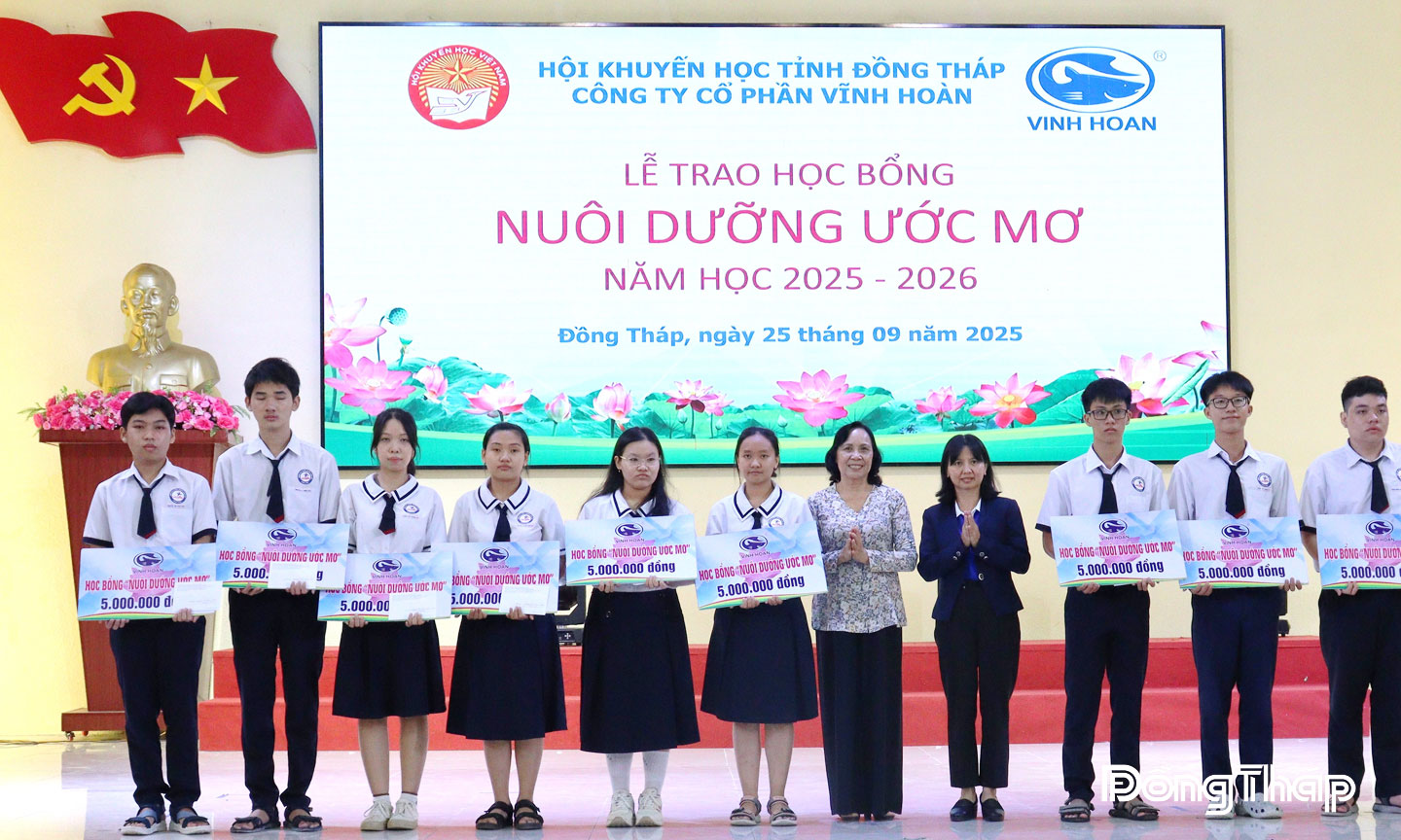 Đại diện Công ty cổ phần Vĩnh Hoàn trao học bổng “Nuôi dưỡng ước mơ” cho các em học sinh Trường Trung học phổ thông chuyên Nguyễn Quang Diêu.