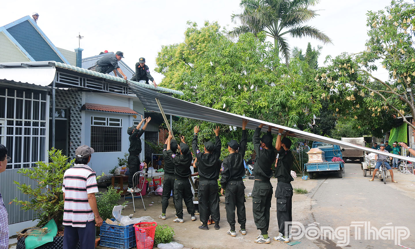Gần 50 cán bộ chiến sĩ thuộc Công an phường Cao Lãnh, Phòng Cảnh sát cơ động Công an tỉnh và lực lượng tham gia bảo vệ an ninh trật tự ở cơ sở được huy động khẩn cấp đến hiện trường cùng 4 xe ô tô chuyên dụng.