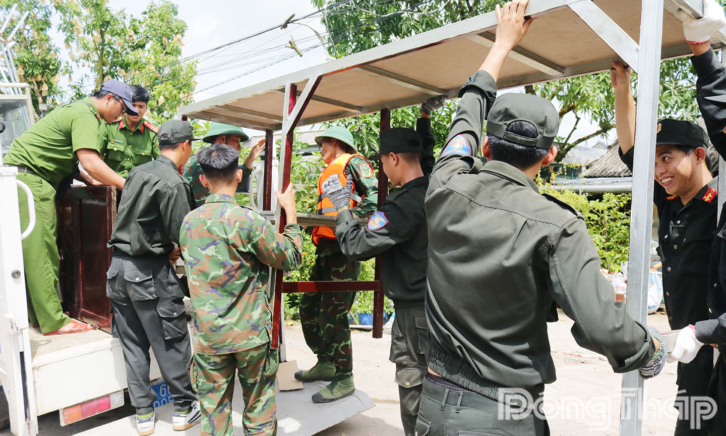 Những món đồ gia dụng, tài sản quý giá của bà con được các chiến sĩ cẩn thận đưa lên xe để vận chuyển đến khu vực an toàn.