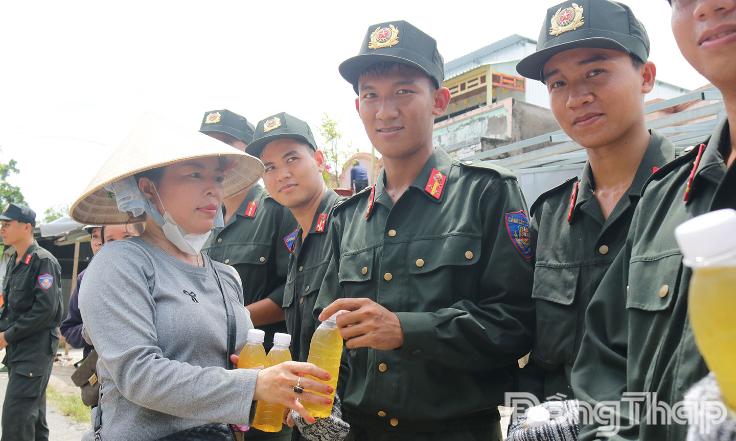Những chai nước mát lành được bà con người dân tự tay đưa tận tay các chiến sĩ Công an đang làm nhiệm vụ dưới trời nắng gắt, thể hiện lòng biết ơn sâu sắc của Nhân dân.