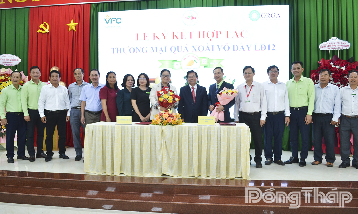 Các đại biểu tham dự lễ chụp ảnh lưu niệm.