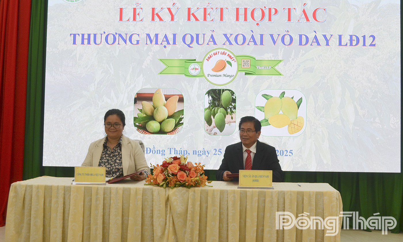 Tiến sĩ Võ Hữu Thoại, Viện trưởng Viện CAQ miền Nam và bà Lê Thị Thảo Trinh, Tổng Giám đốc Công ty TNHH ORGA Việt Nam thực hiện nghi thức ký kết hợp tác thương mại quả xoài vỏ dày LĐ12.