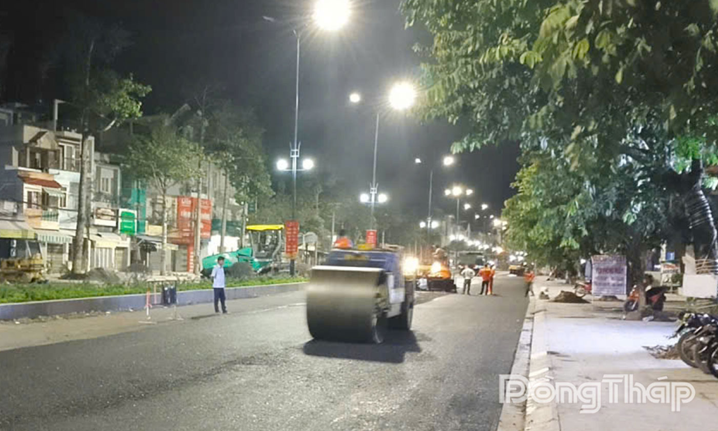 Đơn vị thi công tiến hành thảm nhựa “xuyên đêm”.