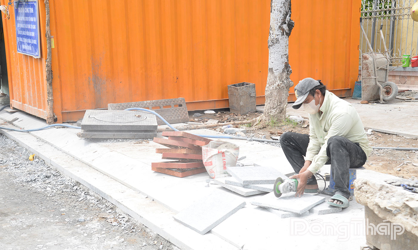Công nhân tập trung hoàn thiện những công việc cuối cùng của dự án.