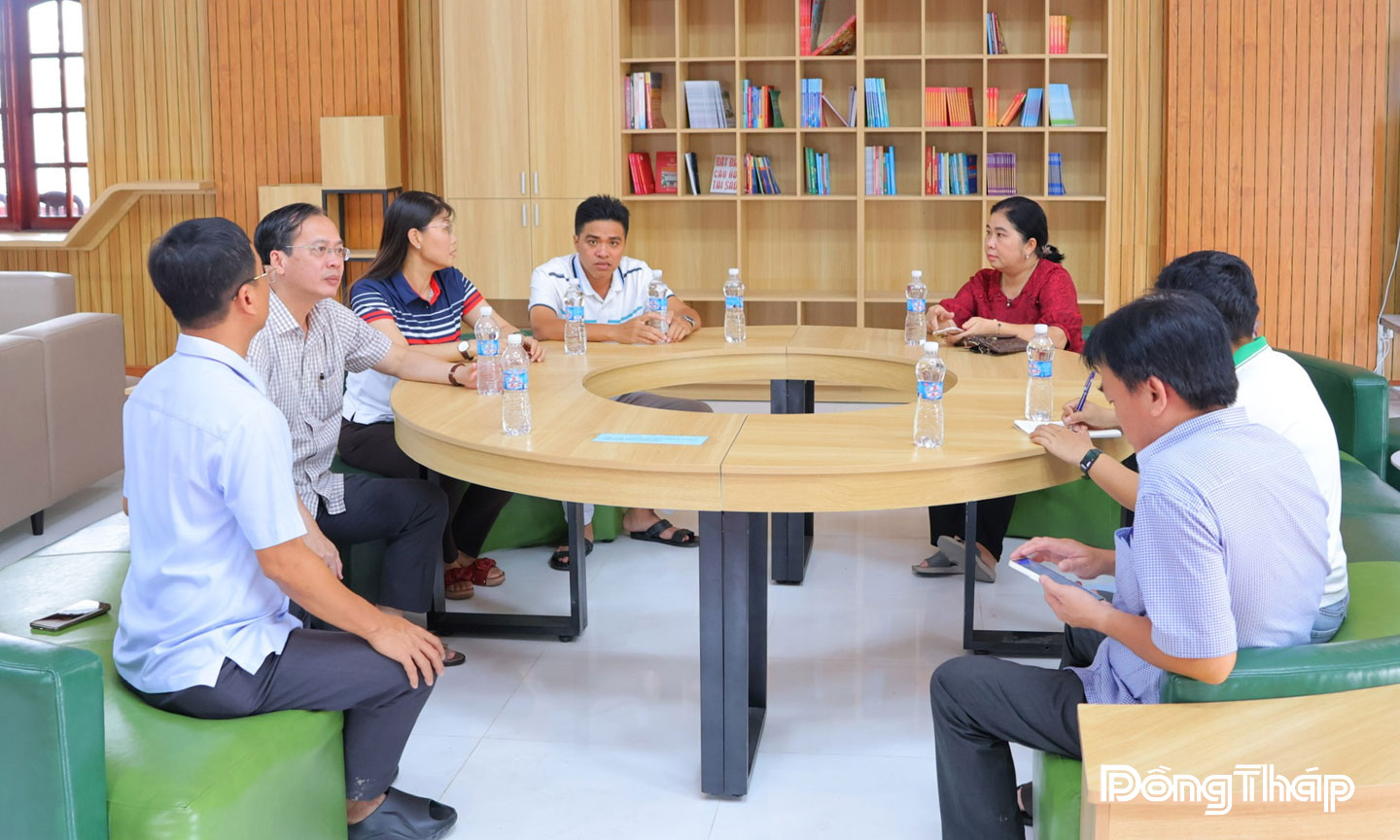 Đồng chí Trần Trí Quang (thứ 2 từ trái sang), Phó Bí thư Tỉnh ủy, Chủ tịch Ủy ban nhân dân tỉnh Đồng Tháp khảo sát tại Trung tâm Phục vụ hành chính công xã Mỹ Thọ, được đầu tư nhiều tiện ích, có nơi cho người dân chụp ảnh “check-in” và đọc sách.      Ảnh: MỸ LÝ