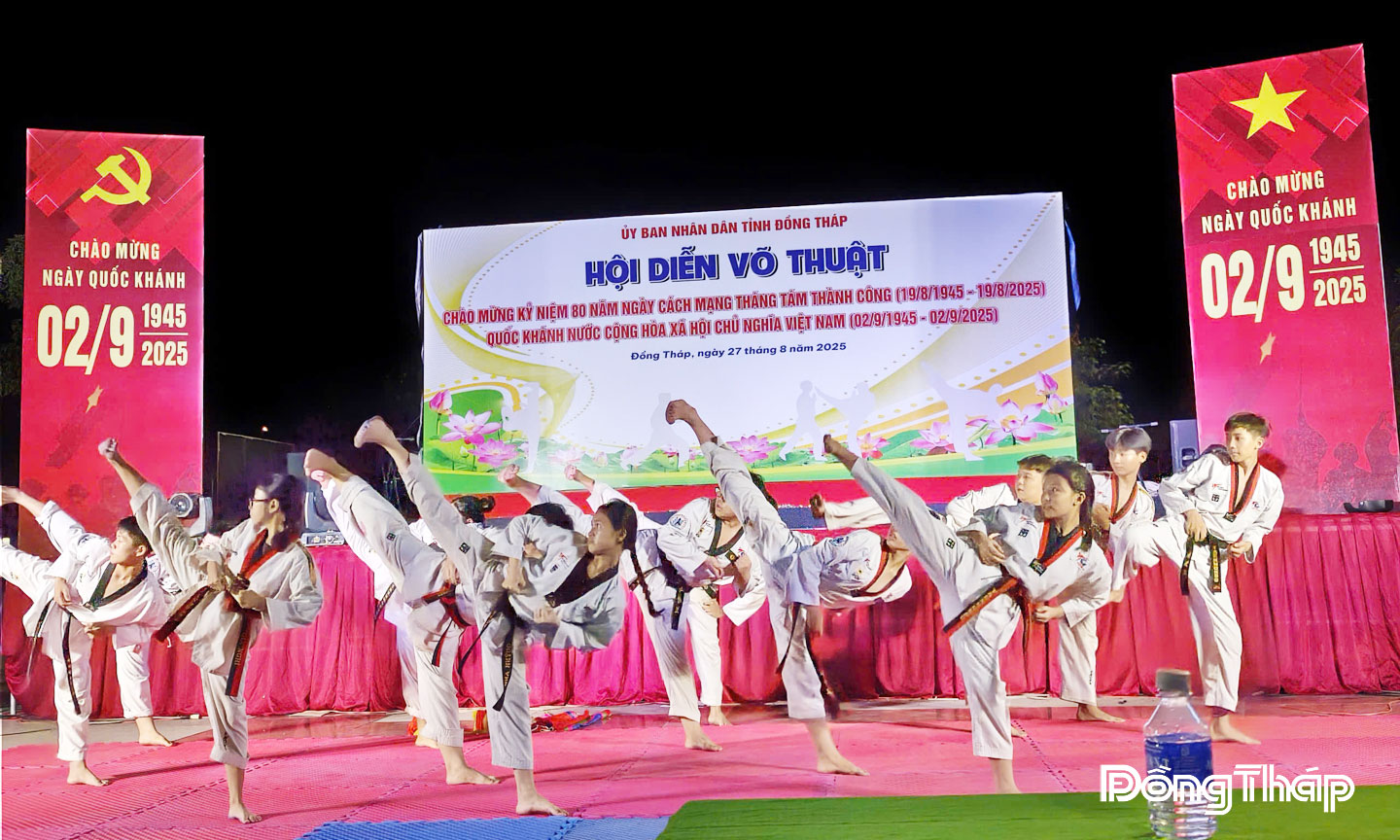 Các võ sinh biểu diễn võ thuật tại Hội diễn Võ thuật chào mừng kỷ niệm 80 năm Cách mạng Tháng Tám thành công  và Quốc khánh 2-9.