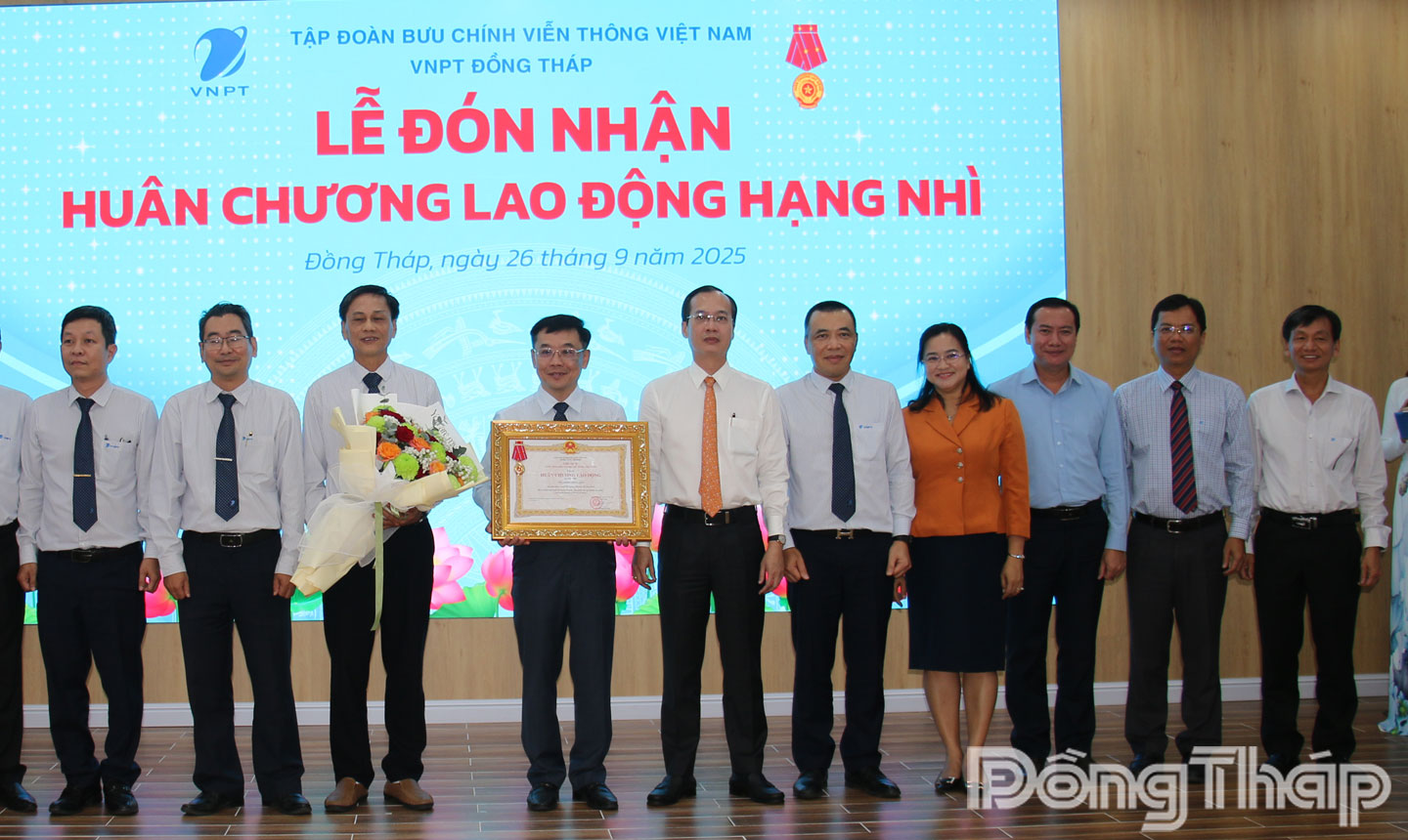 Thừa quyền Chủ tịch nước, đồng chí Trần Trí Quang, Phó Bí thư Tỉnh ủy, Chủ tịch UBND tỉnh Đồng Tháp (đứng thứ 6 từ bên phải) đã trao Huân chương Lao động hạng Nhì cho VNPT Đồng Tháp.