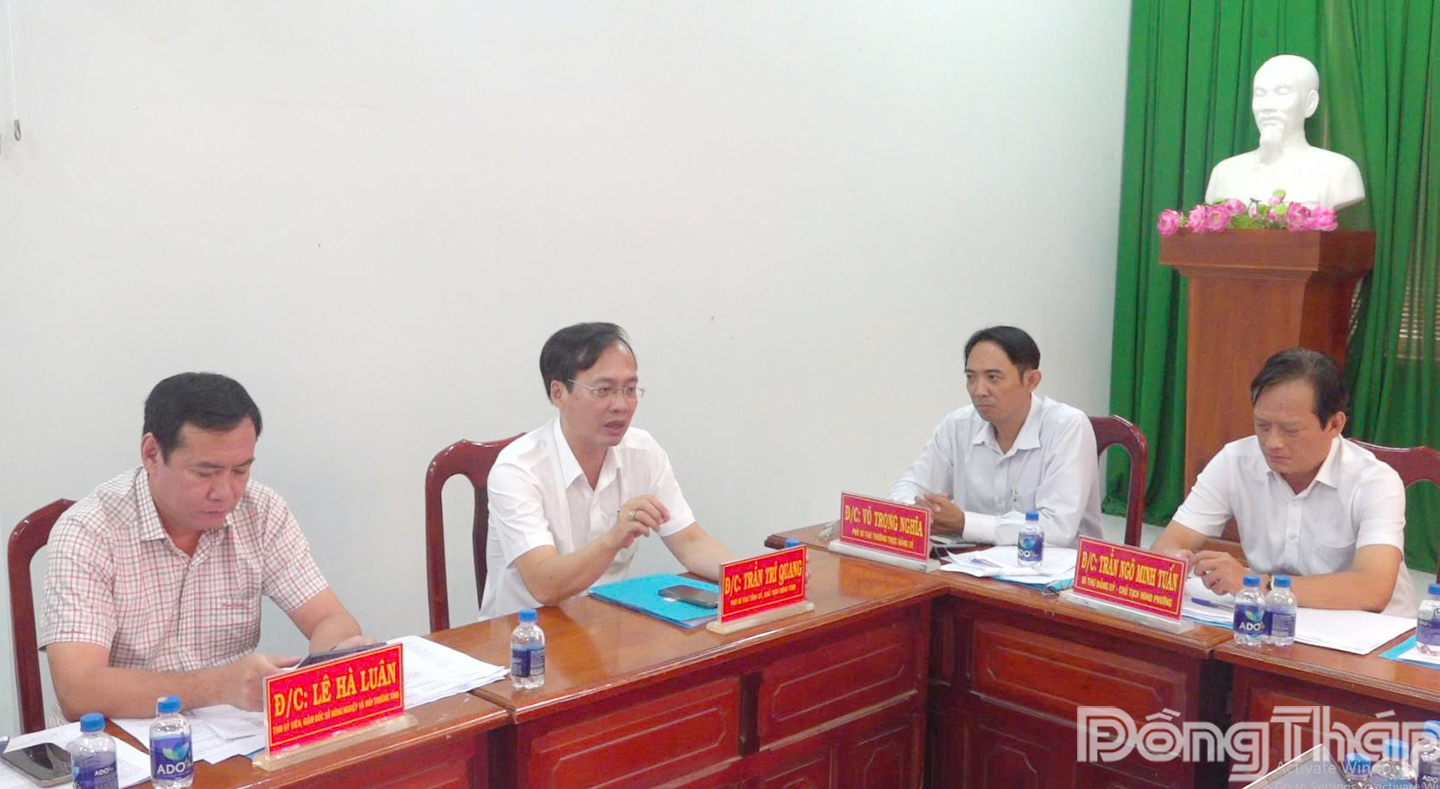 Đồng chí Trần Trí Quang, Phó Bí thư Tỉnh ủy, Chủ tịch UBND tỉnh Đồng Tháp (thứ 2 từ trái sang) dự Hội nghị Ban Thường vụ Đảng ủy phường Hồng Ngự lần thứ 3.