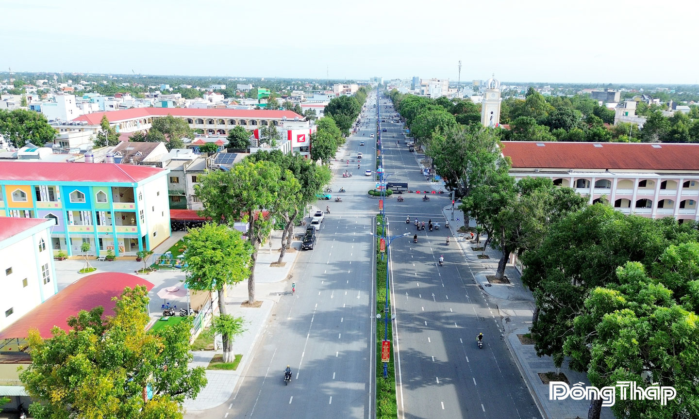 Đường Hùng Vương (phường Mỹ Tho) rực rỡ cờ hoa, khẩu hiệu chào mừng.                                                                 Ảnh: MINH THÀNH