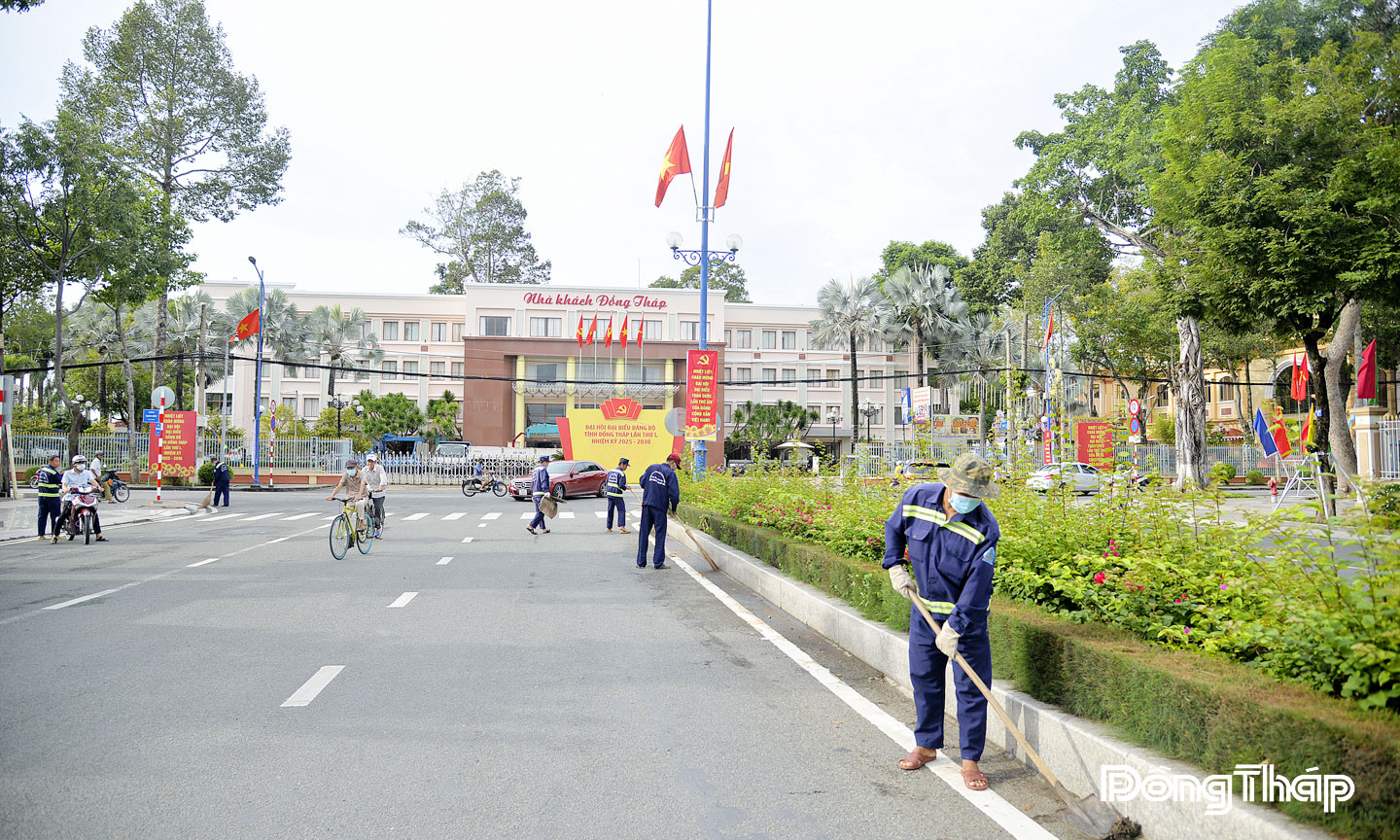 Công nhân dọn dẹp vệ sinh đường Hùng Vương (phường Mỹ Tho).   Ảnh: MINH THÀNH
