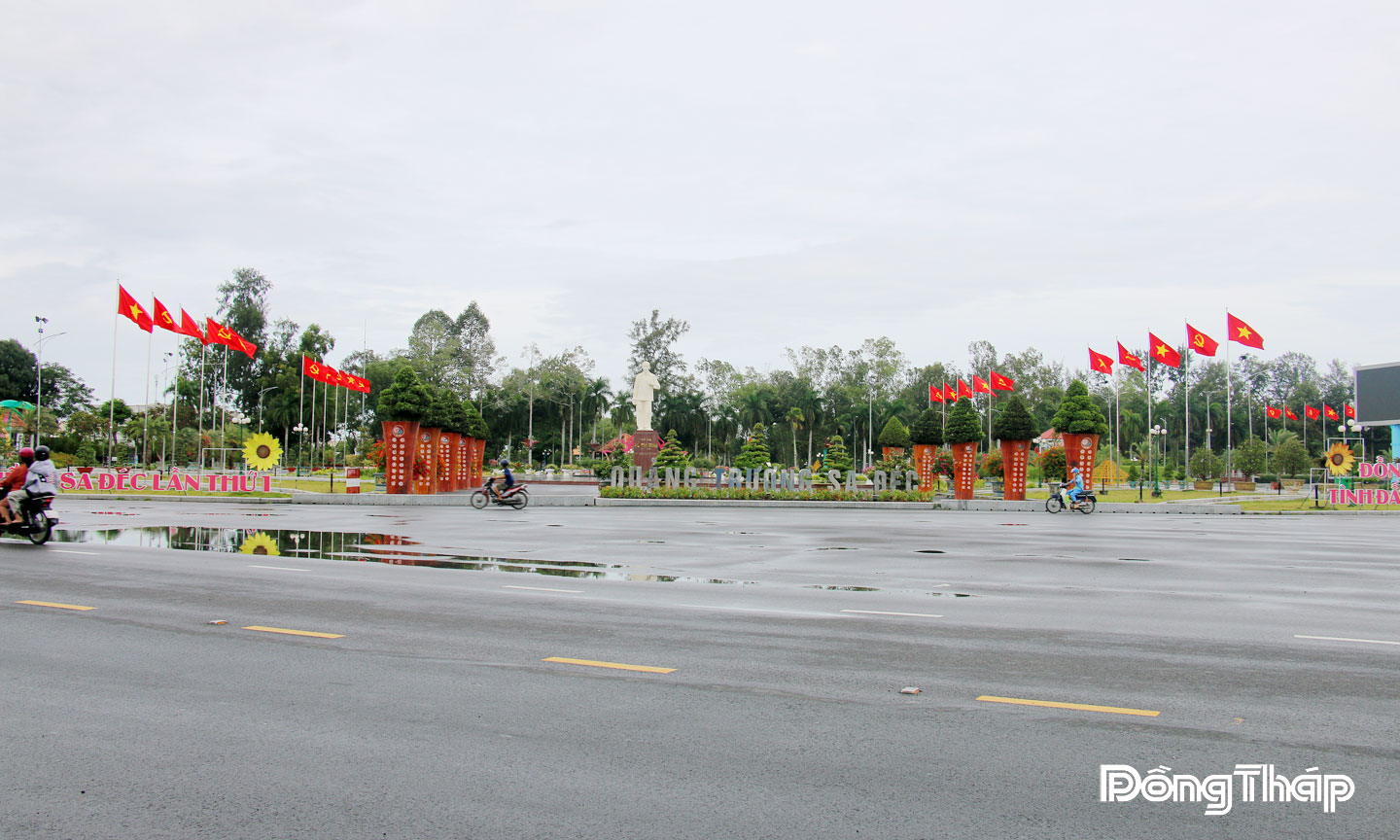 Khu vực Quảng trường Sa Đéc trang trí cờ hoa chào mừng Đại hội đại biểu Đảng bộ tỉnh Đồng Tháp lần thứ I, nhiệm kỳ 2025 - 2030.                                                                                                                                Ảnh: NHẬT KHÁNH