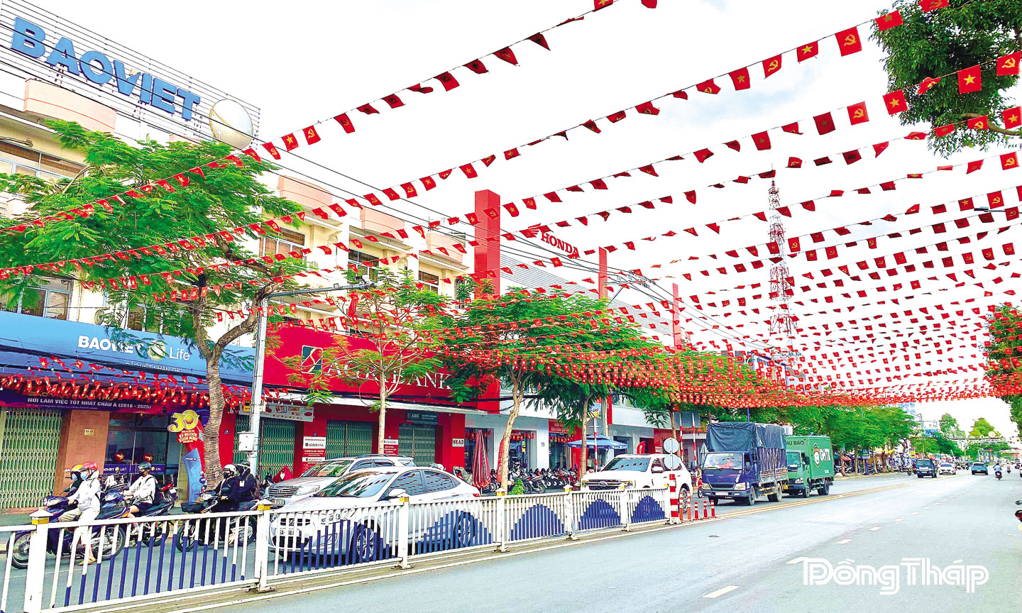 Đường Nguyễn Huệ, phường Cao Lãnh rực rỡ màu cờ chào mừng Đại hội đại biểu Đảng bộ tỉnh Đồng Tháp lần thứ I, nhiệm kỳ 2025 - 2030. 			                                                                                                                                  Ảnh: DƯƠNG ÚT