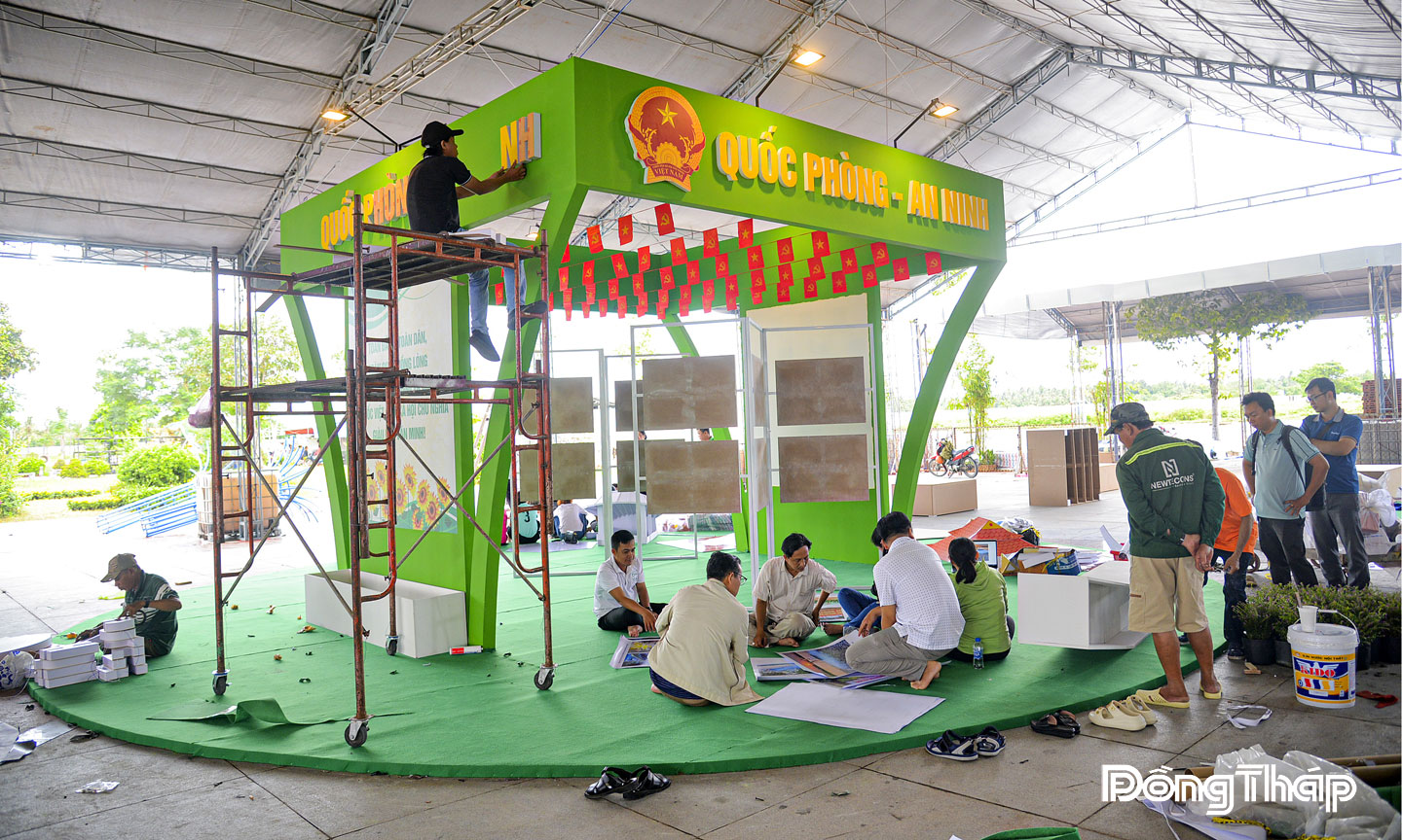 Đơn vị tổ chức đang khẩn trương hoàn thiện các hạng mục tại Triển lãm  thành tựu kinh tế - xã hội với chủ đề “Đồng Tháp - Hành trình khát vọng”.  					                                Ảnh: VĂN THẢO
