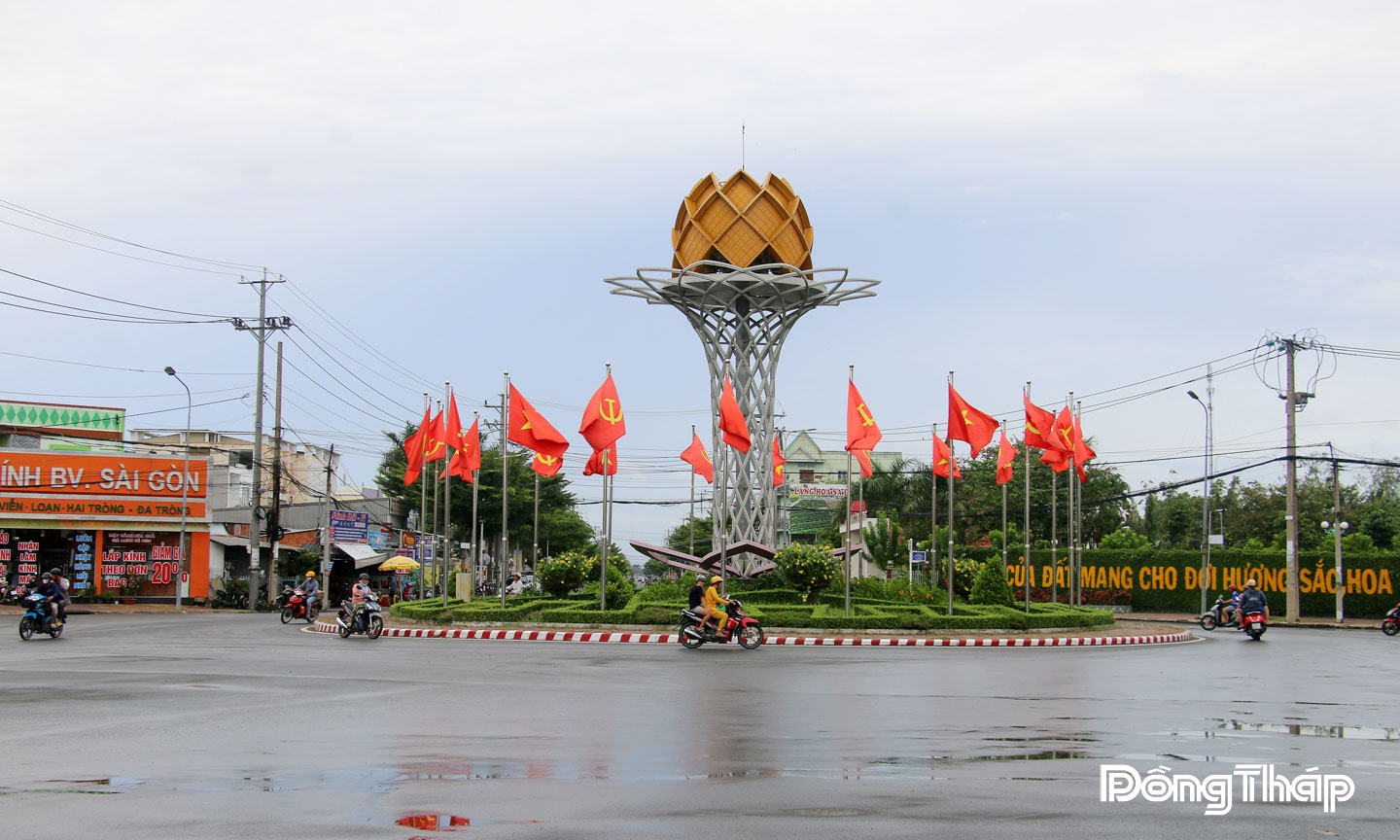 Các tuyến phố trên địa bàn phường Sa Đéc được trang trí cờ, biểu ngữ, băng rôn chào mừng Đại hội đại biểu Đảng bộ  tỉnh Đồng Tháp lần thứ I, nhiệm kỳ 2025 - 2030.                                                                                                                               Ảnh: NHẬT KHÁNH